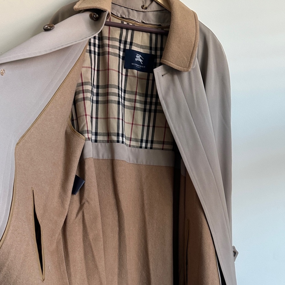 Burberry Beige Trench Coat with Check Lining - Picture 3 of 12